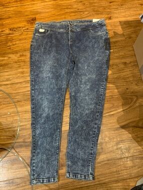 Women’s Skinny Acid-Wash Blue Jeans. 22W